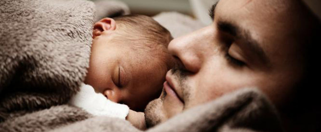 Hombre sujetando un bebé y la Infertilidad masculina